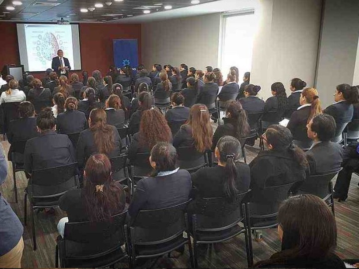 Conferencista enseñando técnicas de narración