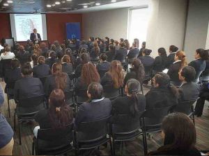Foto de conferencia de Jorge Rivero Zúñiga
