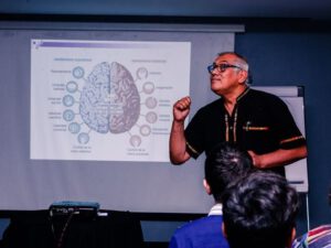 Foto de conferencia de Jorge Rivero Zúñiga